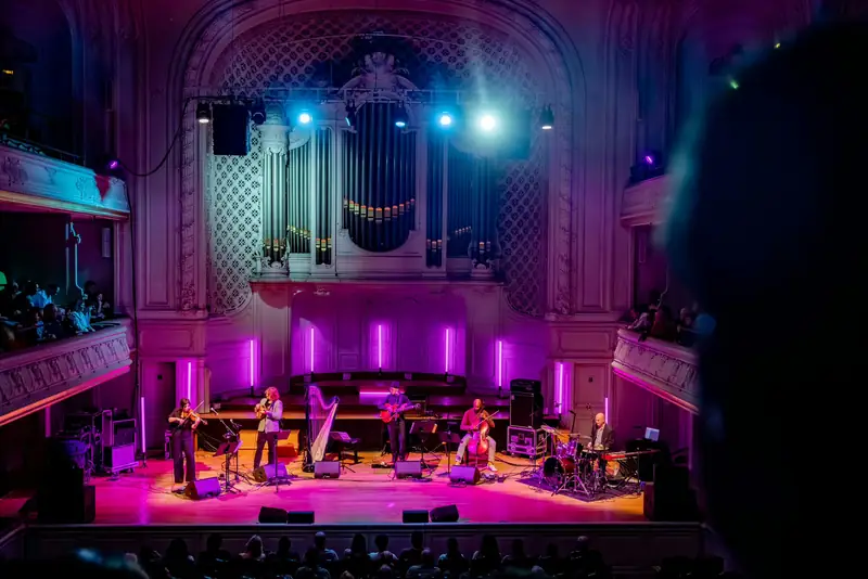 Concert Clash dans la salle Gaveau, lumières bleues et roses