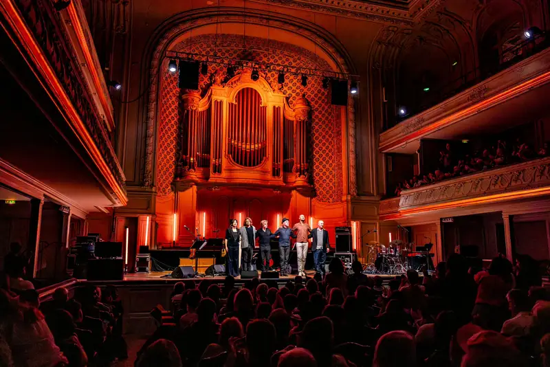 Salle comble devant l’orgue illuminé