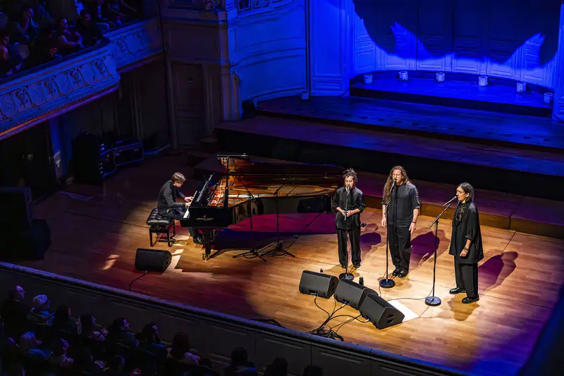 Piano et chanteurs sous une lumière bleue