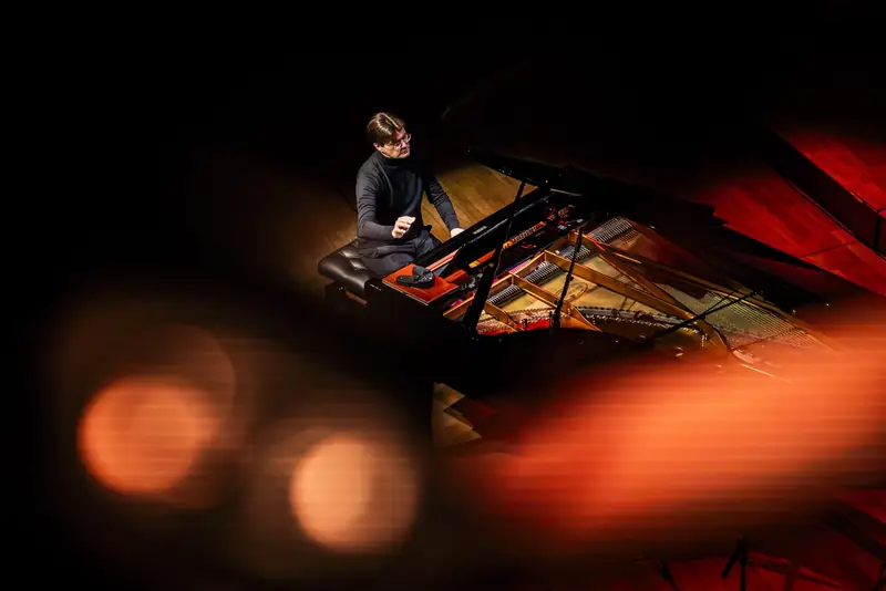 Pianiste dans une lumière orangée